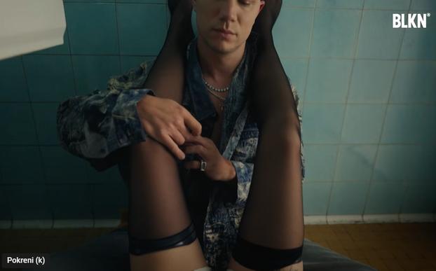 FOTO Relja i Nikolija šokirali publiku bizarnim spotom: 'Pa kao da im držimo svijeću...'