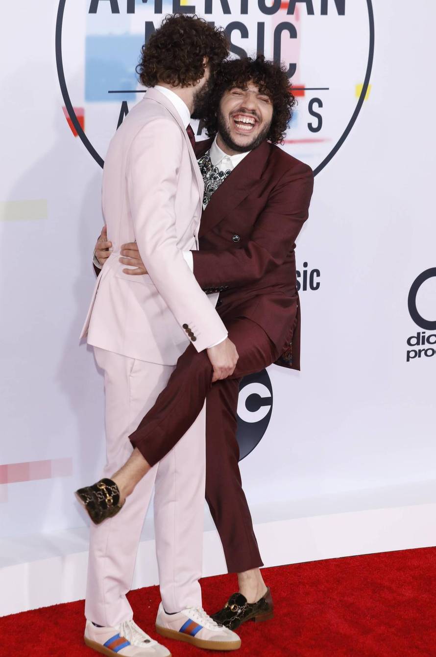 LA: Poznati se slikali na crvenom tepihu na 2018 American Music Awards