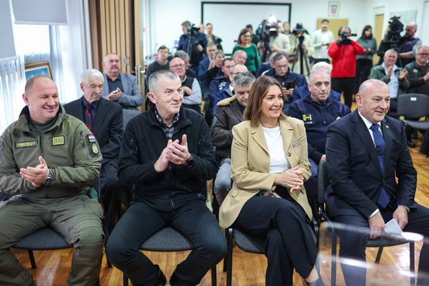 Zagreb: Ministar Tomo Medved uru?io je braniteljske zahvalnice postrojbama iz Domovinskog rata