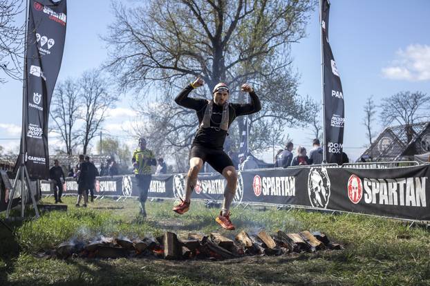 FOTO Betonske kugle od 40 kg, bacanje koplja, pješčane vreće: Ovo su prepreke za 'spartance'