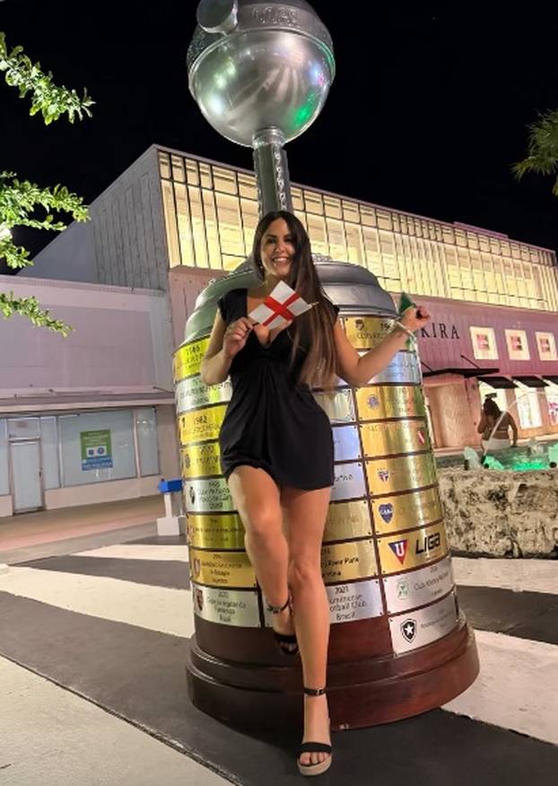 FOTO Zaslužuje crveni, kaže da će navijati za Englesku! Vruća sutkinja iz Italije  uživa na SP-u
