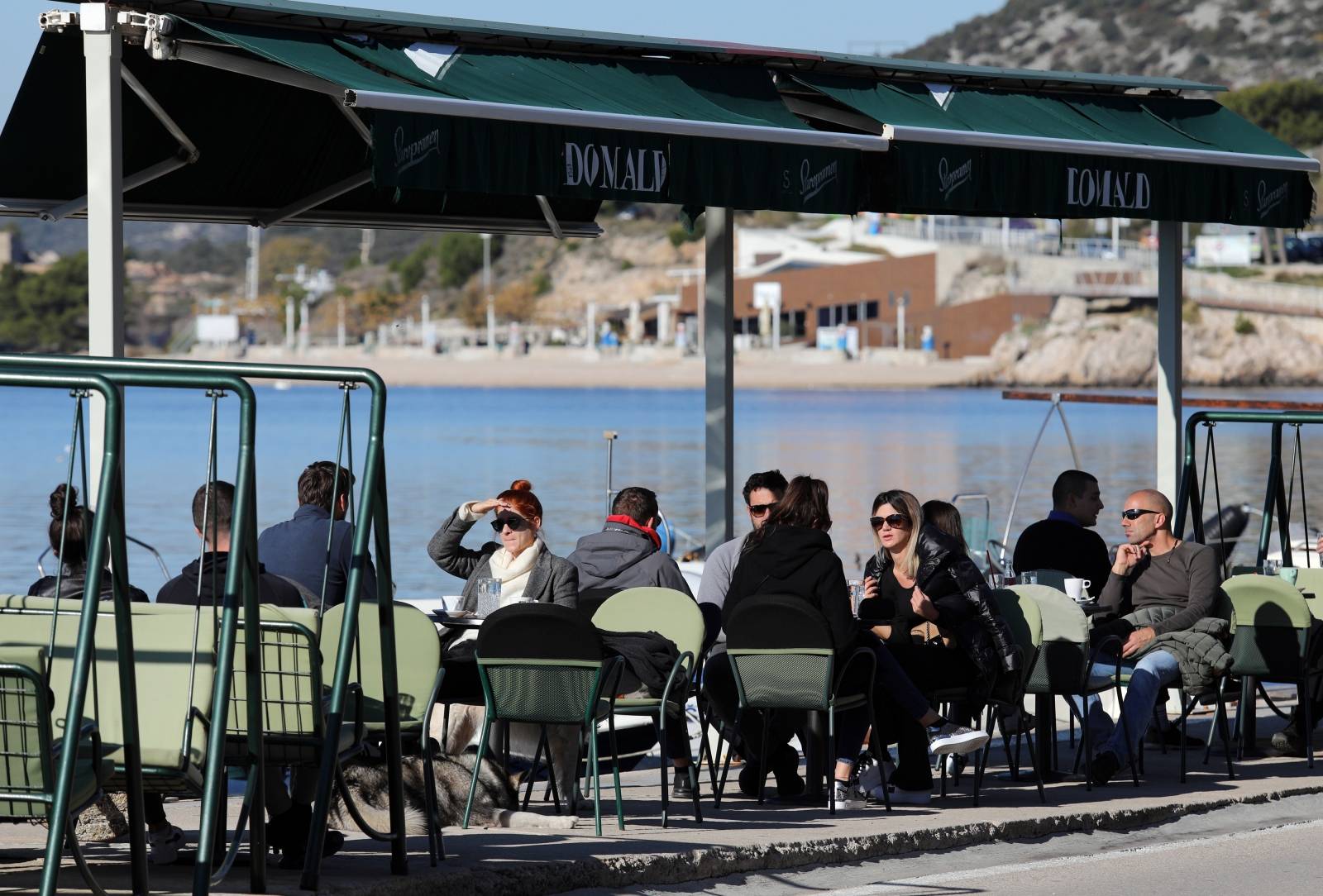 Šibenik: Terase kafića pune posljednji dan prije provedbe odluke Vlade i Stožera o zabrani rada