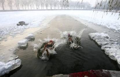 Jutarnje kupanje u jezeru između ledenih blokova