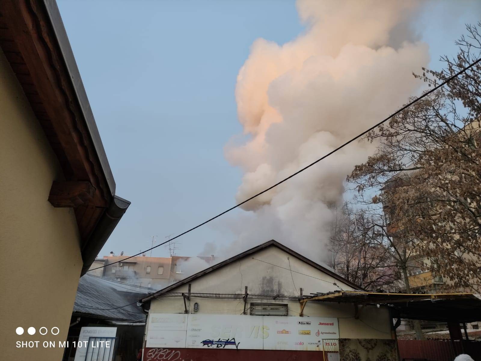 Maksimir u dimu: Buknulo je skladište, dugo su gasili požar