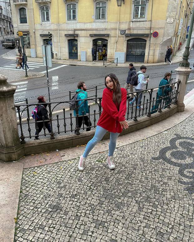 FOTO 'Imam toliko velike grudi da me svi mrze. Nisu umjetne!'