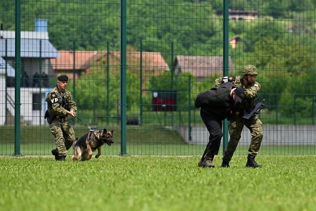 FOTO Pogledajte vježbe HV-a i policije u Okučanima: Borbe, eksplozija i skok padobranom!