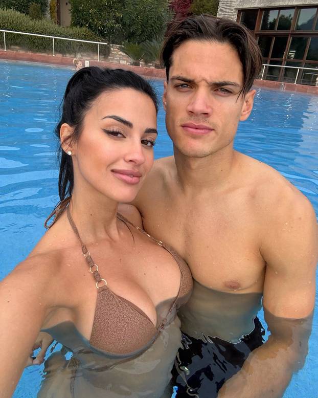 FOTO Modrićev suigrač ljubi 10 godina stariju bujnu voditeljicu