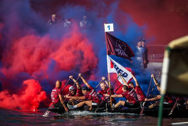 Prolazak Maratona lađa kroz Komin uz bakljadu