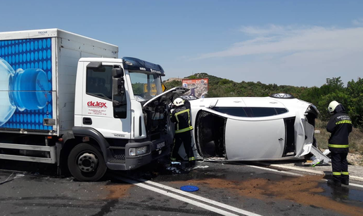 Sudarila su se tri auta i kamion na mostu: Dvoje ozlijeđenih