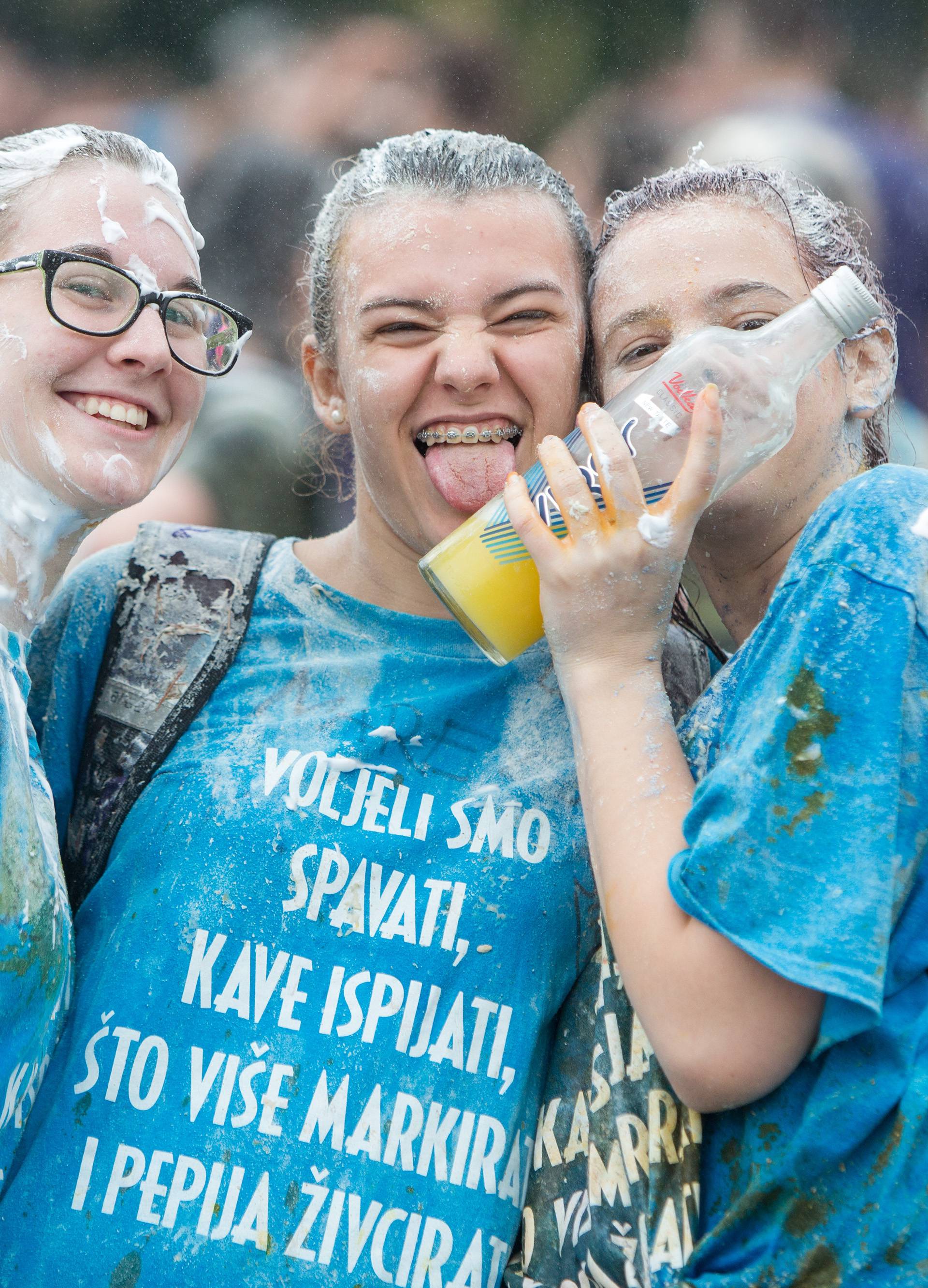 U Rijeci bacili dimnu bombu, u Zagrebu skakali u Manduševac