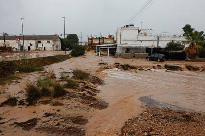 FOTO Katastrofalne poplave u Španjolskoj nakon obilnih kiša i tuče. Najmanje pet ljudi nestalo