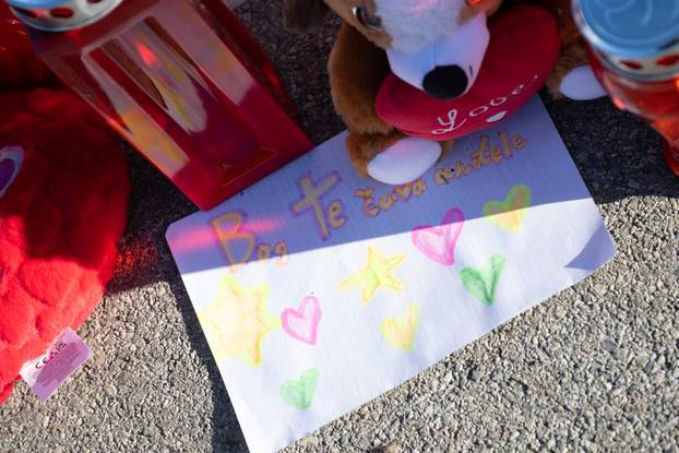 Zagreb: Poruke i svijeće za stradale u Osnovnoj školi Prečko 