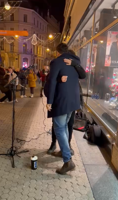 VIDEO Mladić je na ulici pjevao Grašinu pjesmu, a onda mu se i on pridružio: 'Bio je oduševljen'