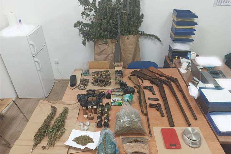 Trojica skrivala drogu i oružje u Vinkovcima, jedan je htio ubiti policajca tijekom pretresa kuće