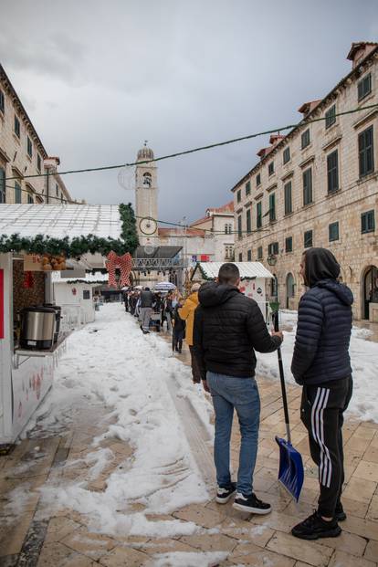 FOTO Zabijelio se Stradun! Tuča pretvorila dubrovačke ulice u ledene potoke, čiste lopatama