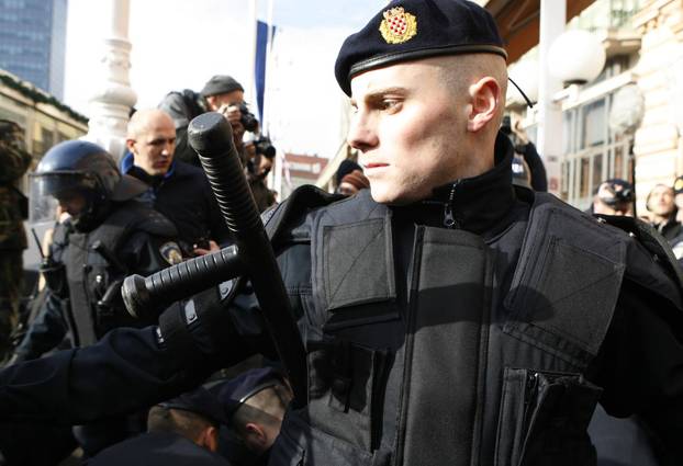 ARHIVA: Zagreb: Na prosvjedu protiv EU policija grubo privela nekolicinu prosvjednika