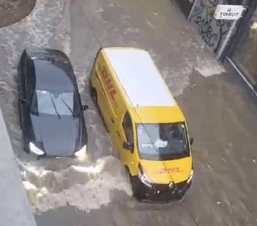 POGLEDAJTE SNIMKU: Vjetar u Zagrebu srušio mega dizalicu!