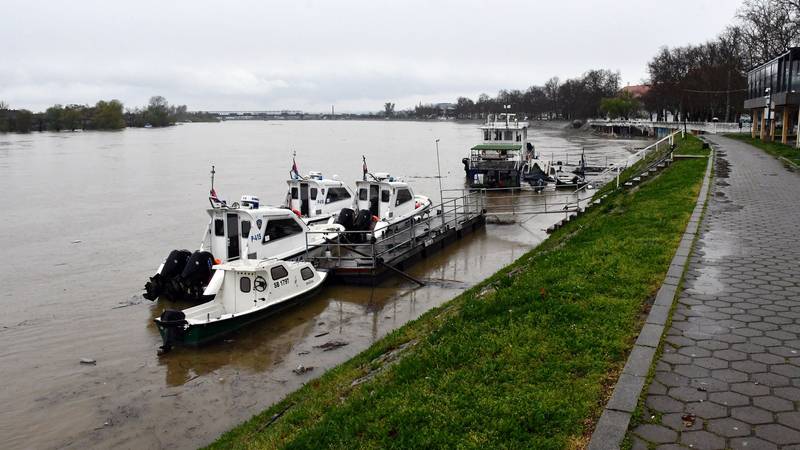 GALERIJA  Kiša ne prestaje padati! Naglo porastao vodostaj Save u Slavonskom Brodu
