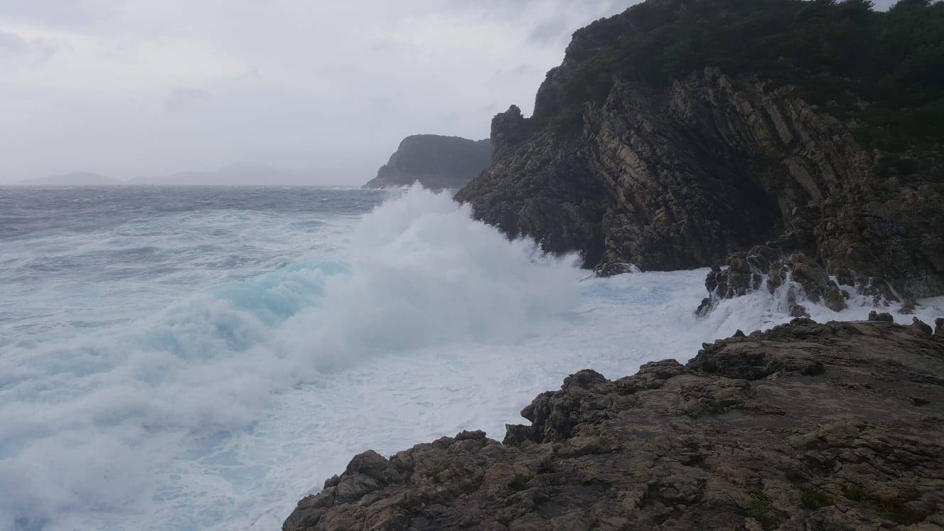 Crveni meteoalarm: Trajekti ne voze, najgore je tek pred nama