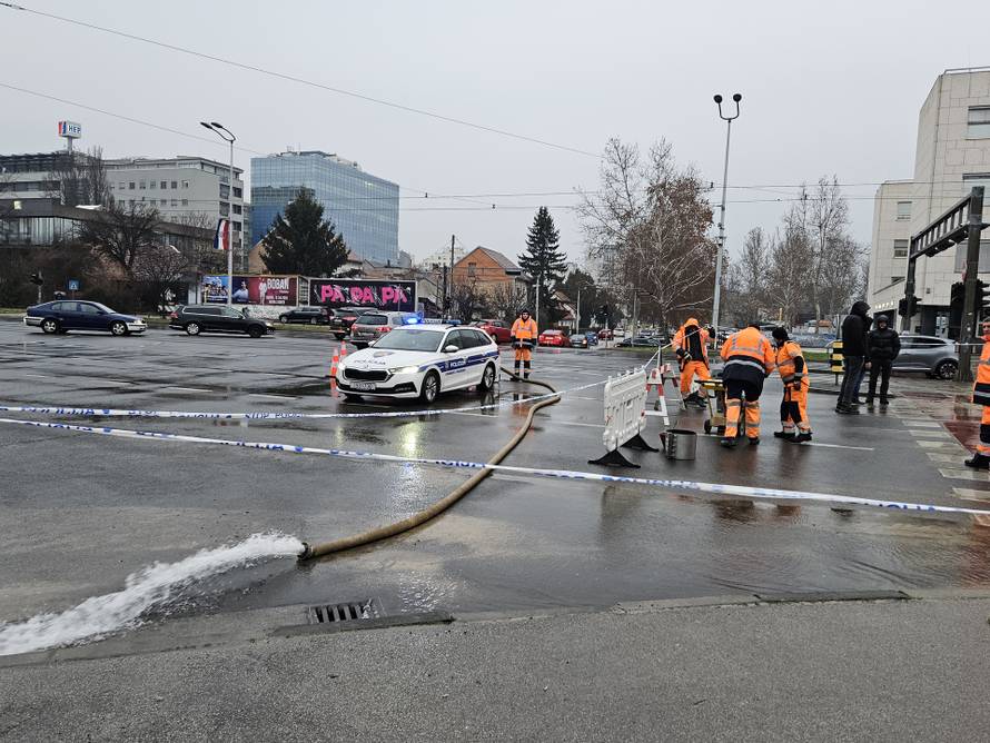 FOTO Pukla vodovodna cijev na raskrižju u Zagrebu: Evo tko je bez vode i kako voze tramvaji