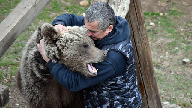 Grizzly Adams od Doboja: 'Moje dvije medvjedice Maša i Ljubica me grle, vire mi čak i u mobitel'