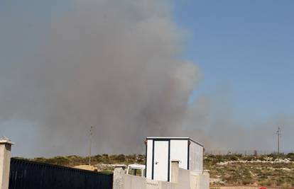 Lokalizirali požar kraj Zadra, izgorjelo je 150 hektara trave
