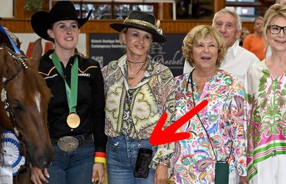 Corinna Schumacher pozirala s kćeri, a onda joj je zasvijetlio mobitel. Prizor je dirnuo mnoge