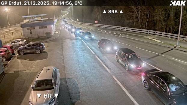 FOTO Na granicama se čeka i po dva sata. HAK: Kolnici su skliski