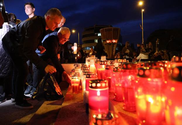 Split: Odana  počast svim žrtvama Vukovara kraj spomenika „I u mom gradu Vukovar svijetli“