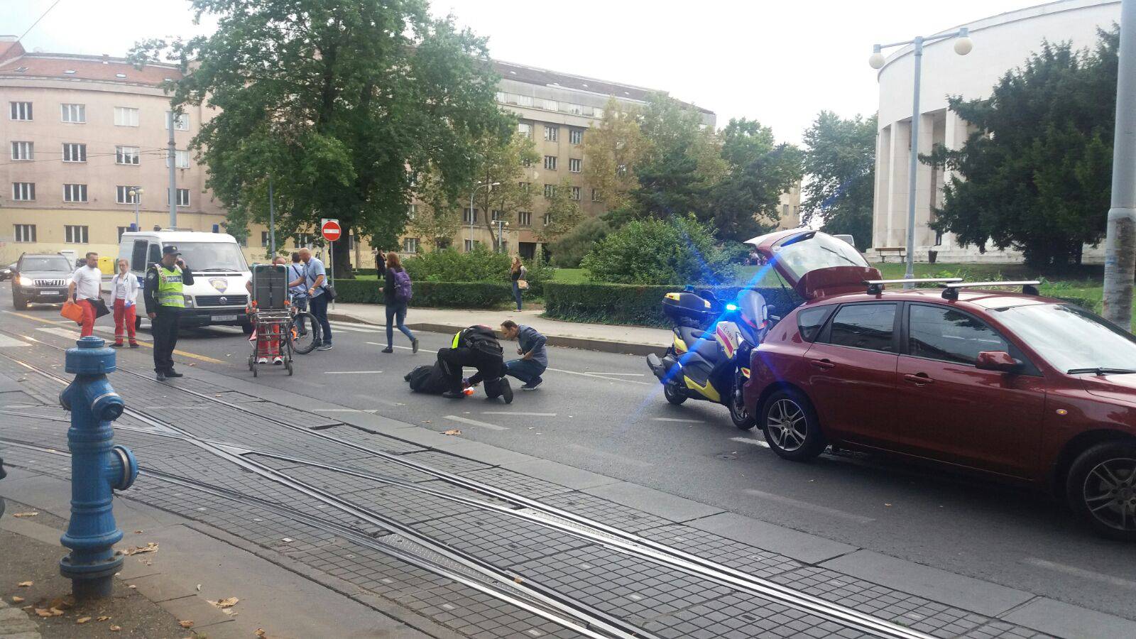 Automobil naletio na biciklista: "Nije se mogao pomaknuti..."