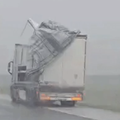 VIDEO Pogledajte &scaron;to je sna&zcaron;an vjetar napravio kamionu na A3: 'Bilo me strah voziti kraj njega'