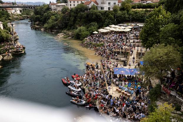 Mostar: Održani 460. tradicionalni skokovi sa Starog mosta