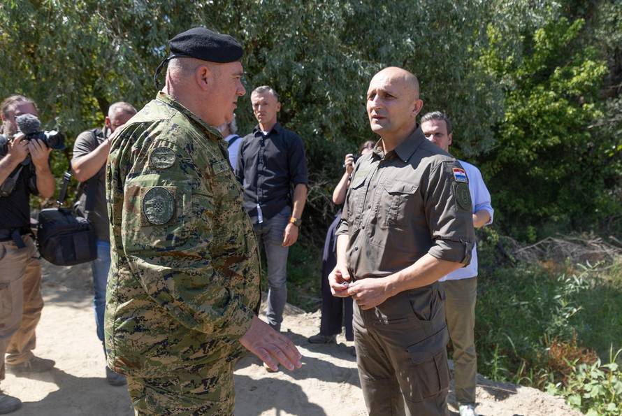 Osijek: Ministar Ivan Anušić na izvlačenju replike nasukanog antičkog rimskog broda na obali rijeke Drave