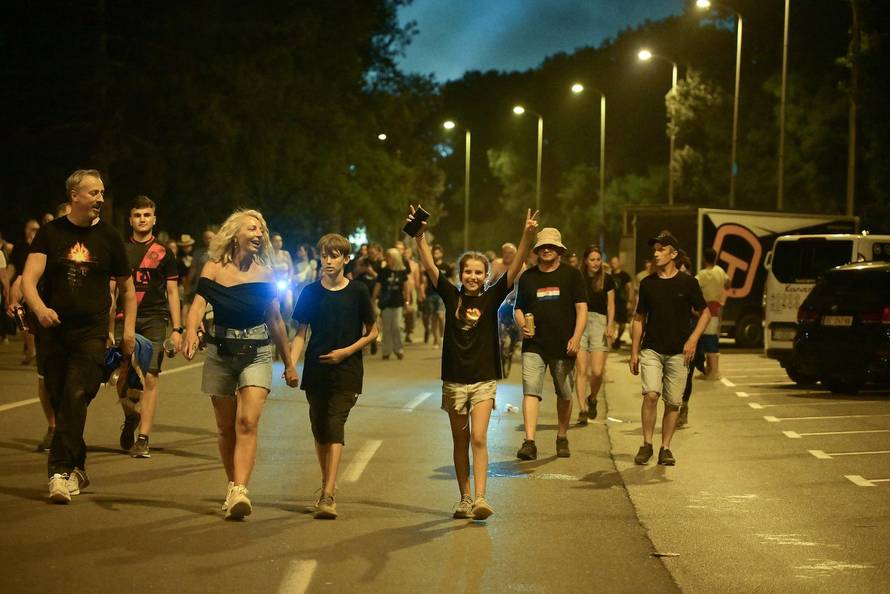 Zagreb: Završio je koncert Marka Perkovića Thompsona, kolone ljudi idu s hipodroma