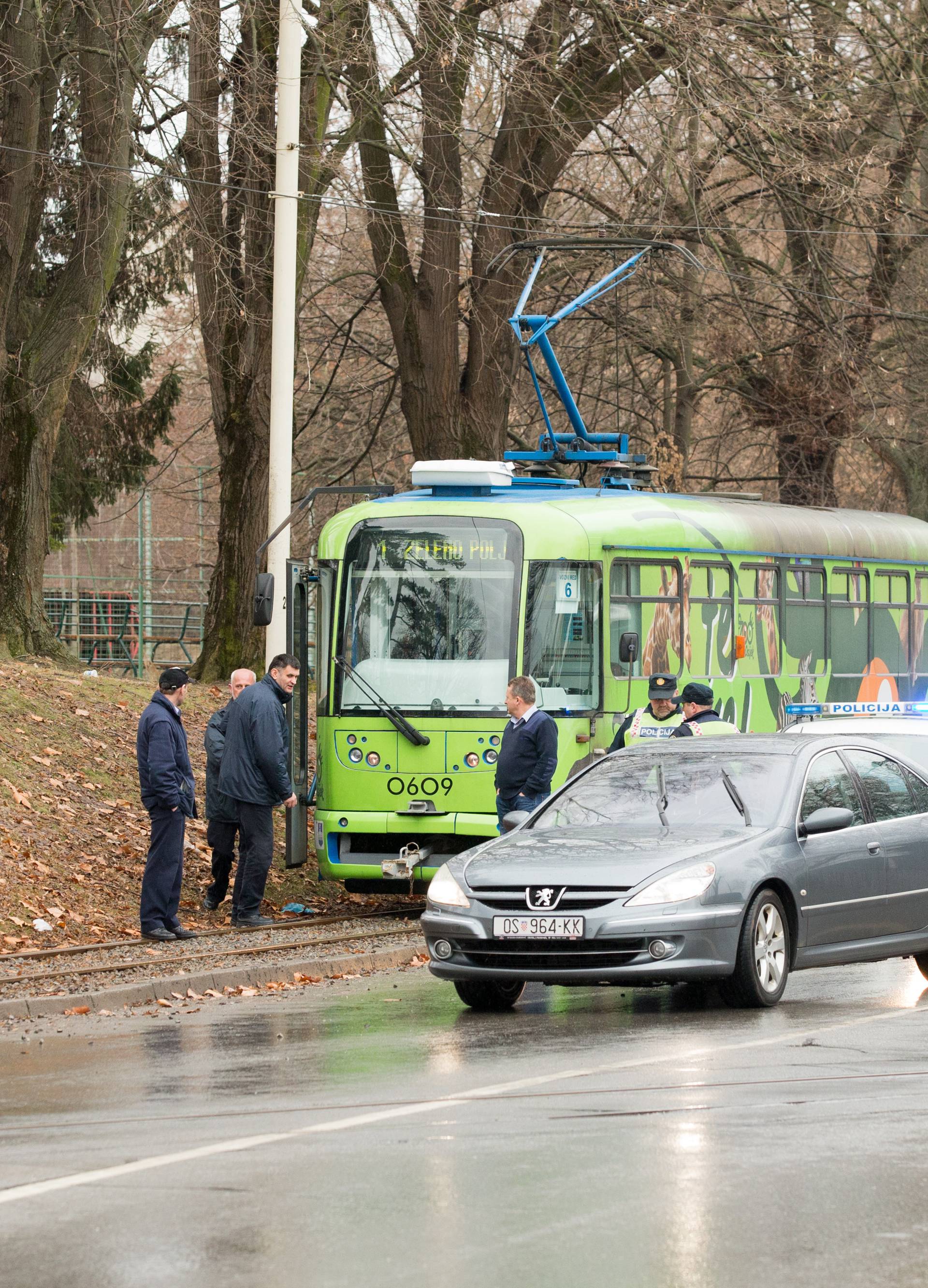 Osijek: Automobil "zalutao" niz padinu i blokirao tramvajski promet, nema ozlijeÄenih