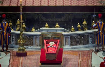 Izgrađena je grobnica pape Franje. Pogledajte detalje