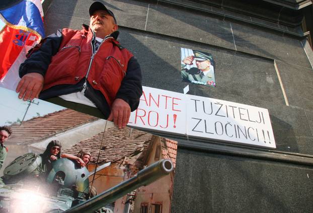 ARHIVA -  Tristotinjak osoba okupilo se na Jelačićevom trgu tijekom skupa podrške Gotovini