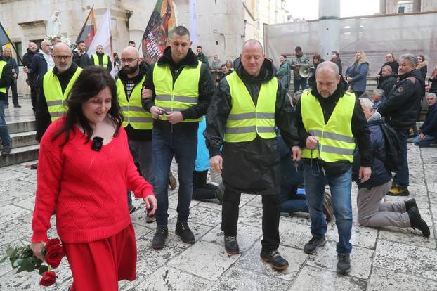 Split: Ana Fridrih Lekić među moliteljima na Peristilu izvela svoj performans