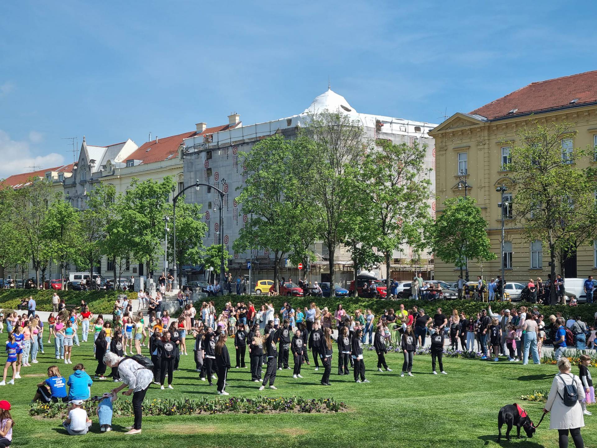 VIDEO Svi vole Baby Lasagnu! Brojni su u Zagrebu zaplesali 'Rim Tim Tagi Dim' ples