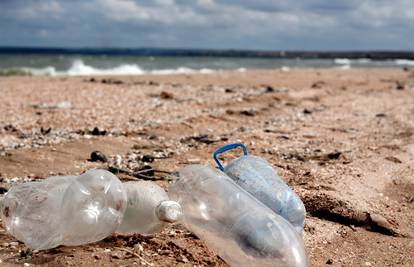 S vodom iz plastičnih boca u organizam unosimo puno više mikroplastike nego se mislilo