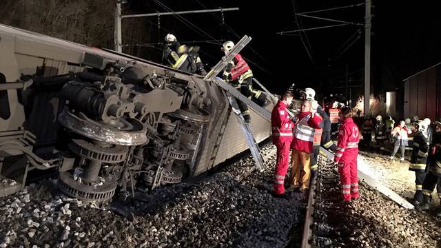 Sudarili se vlakovi: Ozlijeđeno 20 ljudi, neki ostali zarobljeni