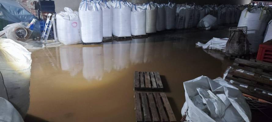 EKSKLUZIVNO! Imamo snimke zakopavanja plastičnog i opasnog otpada u Gospiću