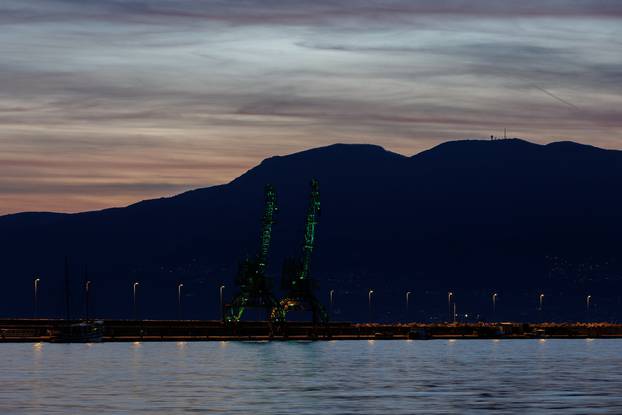 Rijeka: Na Dan sv. Patrika zeleno su osvjetljene lučke dizalice