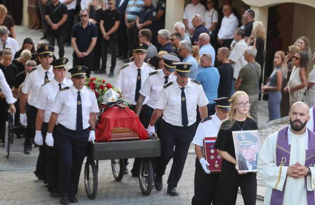 Omiš: Sprovod bivšeg vatrogasnog zapovjednika Drage Lelasa