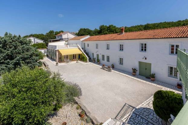 FOTO Ovaj predivan kameni dvorac s bazenom se prodaje za manje od 2 milijuna eura!