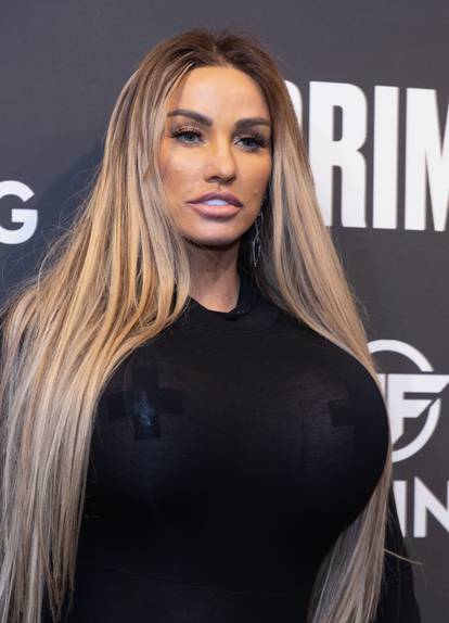 Bujna Katie Price operirala je grudi 17 puta. Objavljene fotke s bazena. Pišu joj: Pa ti ne toneš!