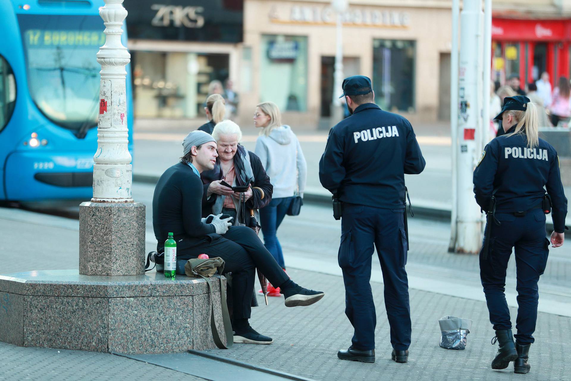 Zagreb: Roman Brnada na polupraznom trgu pjevao duhovne pjesme