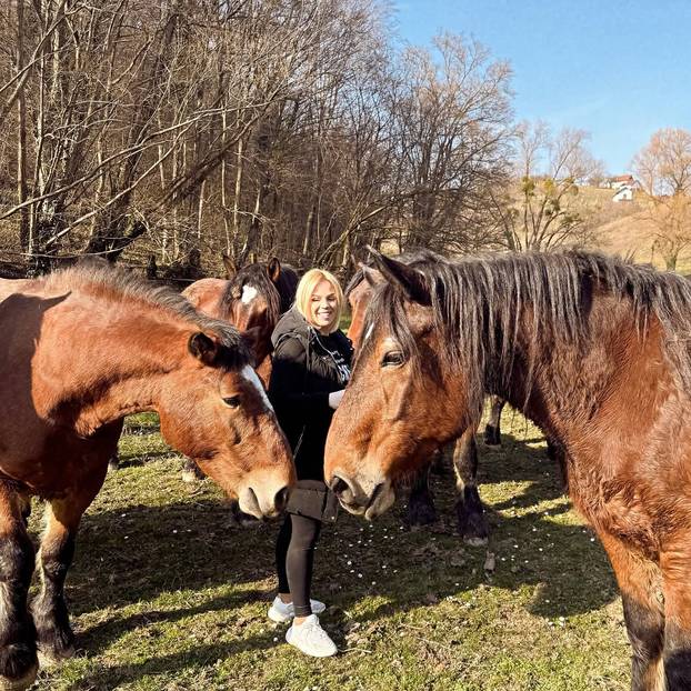 FOTO Lijepa Barbara  pjevala je u Okučanima na  30. obljetnici Bljeska: 'Ponosna Hrvatica!'