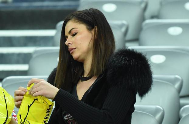 Zagreb: Malina Grahek sa sinom prati rukometne utakmice u Areni Zagreb