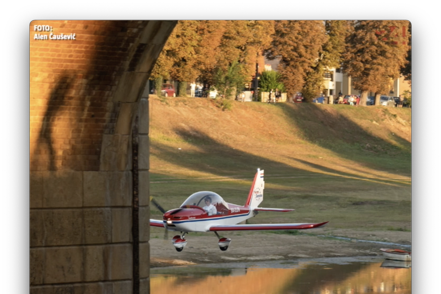 Avijacijska atrakcija u Sisku: Avionom proletio ispod Starog mosta